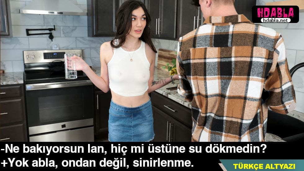Ablam üstüne su dökünce meme uçları gözüktü Kitlendim